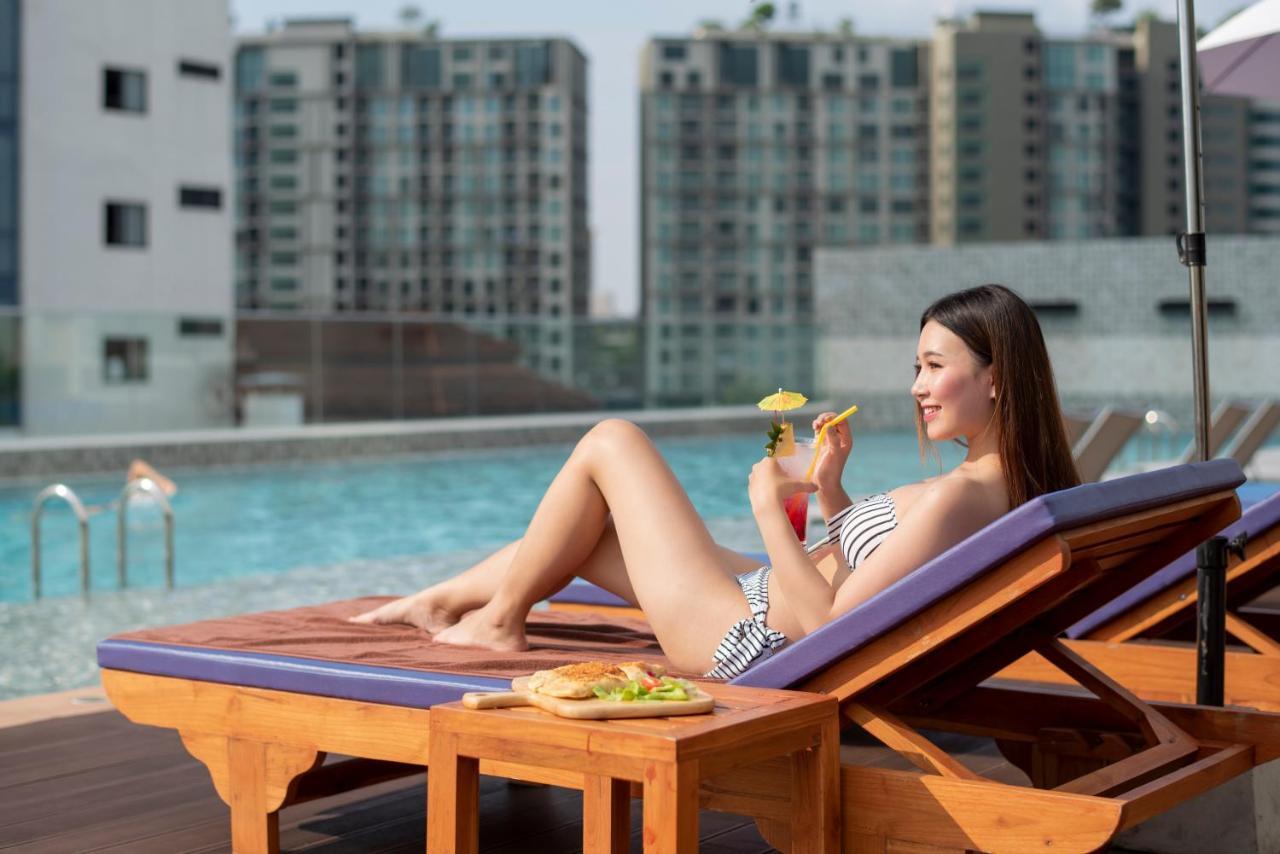 The Empress Premier Chiang Mai - Sha Extra Plus Dış mekan fotoğraf A woman sunbathing