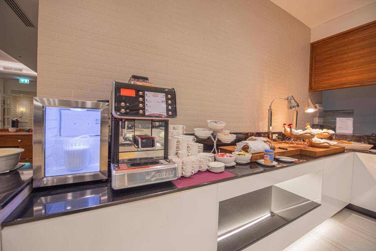 The Empress Premier Chiang Mai - Sha Extra Plus Dış mekan fotoğraf A coffee machine in a hotel
