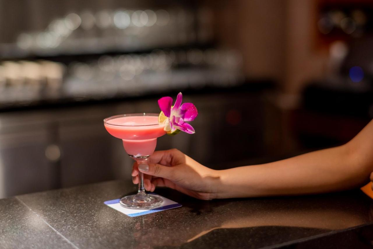 The Empress Premier Chiang Mai - Sha Extra Plus Dış mekan fotoğraf A cosmopolitan garnished with a lime and an orchid